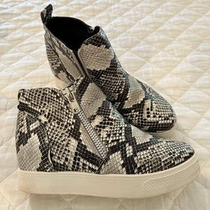 Bamboo faux snake skin wedge booties